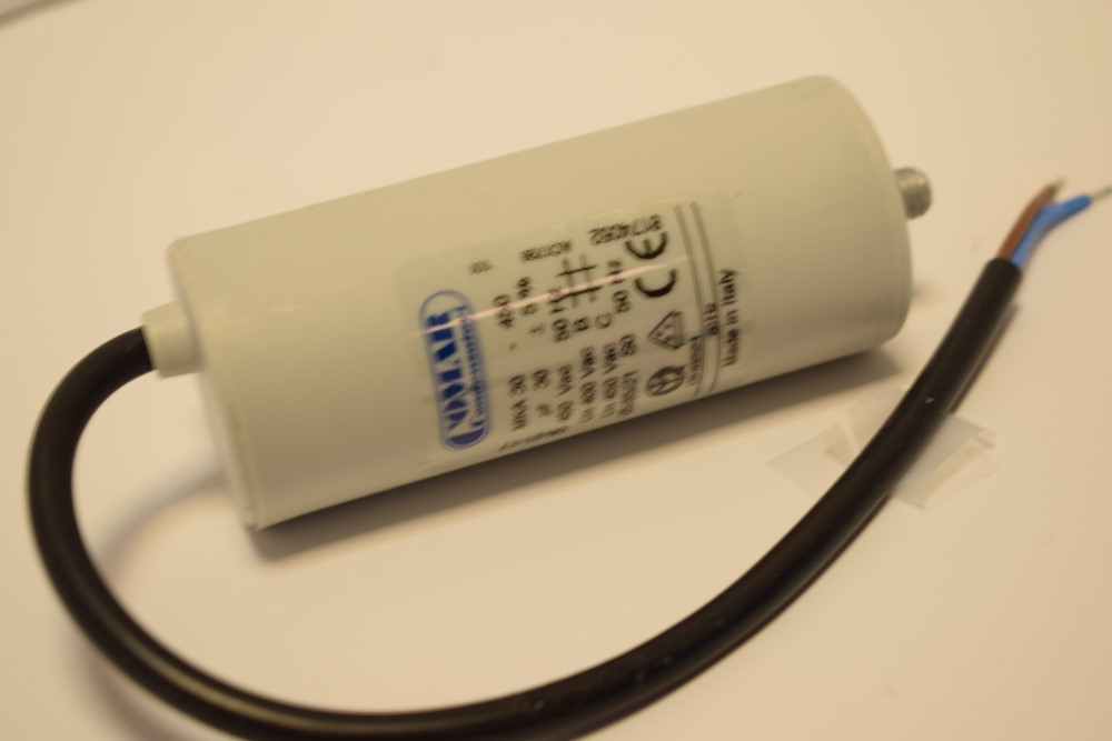 Condensateur Moteur 450V 3/3,15/3,5µF à câble